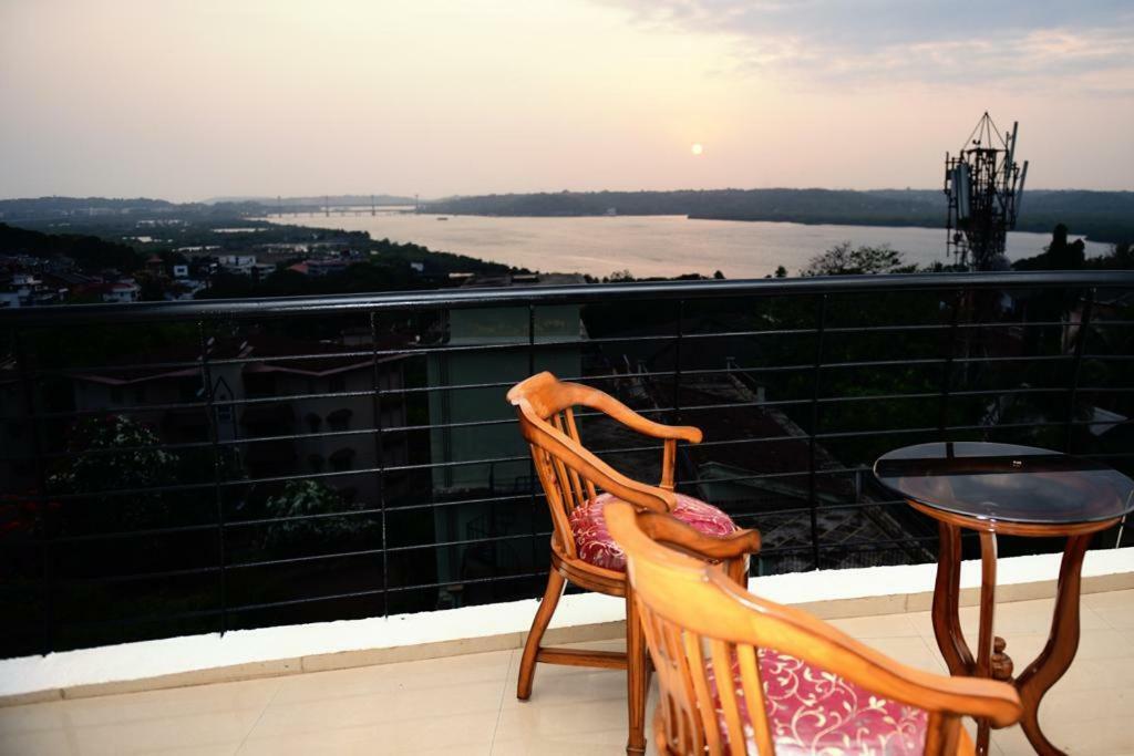 3 Bhk Apartment With River View 帕纳吉 外观 照片