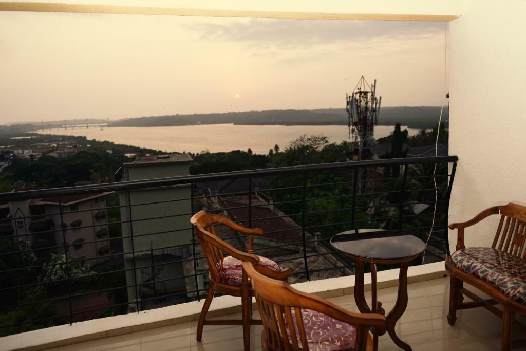 3 Bhk Apartment With River View 帕纳吉 外观 照片