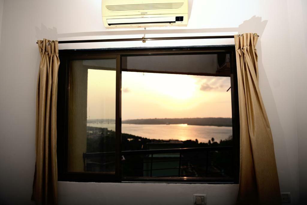 3 Bhk Apartment With River View 帕纳吉 外观 照片